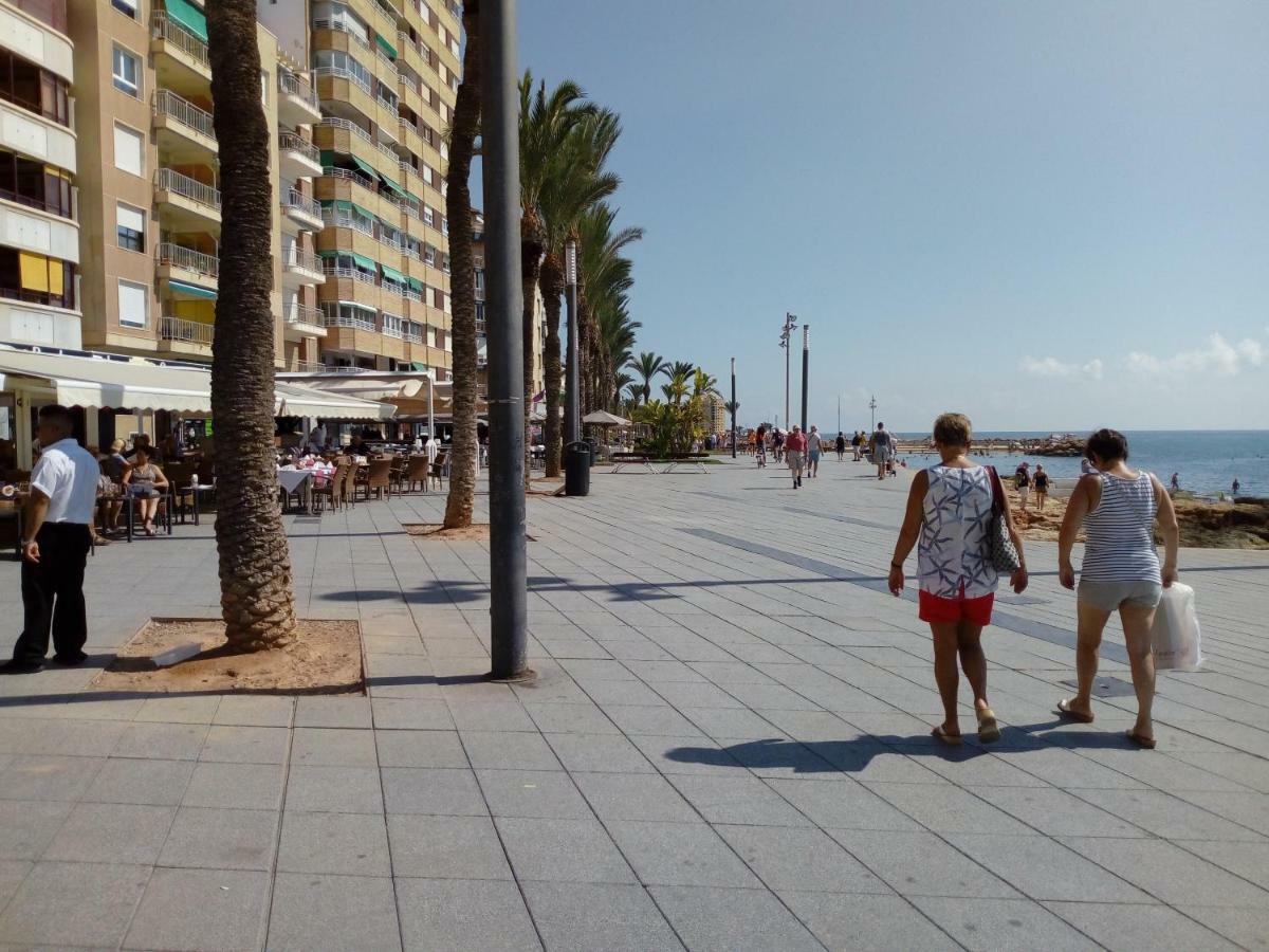 Edificio 1º línea de playa, en paseo marítimo de Torrevieja, Alicante, Costa Blanca Exterior foto