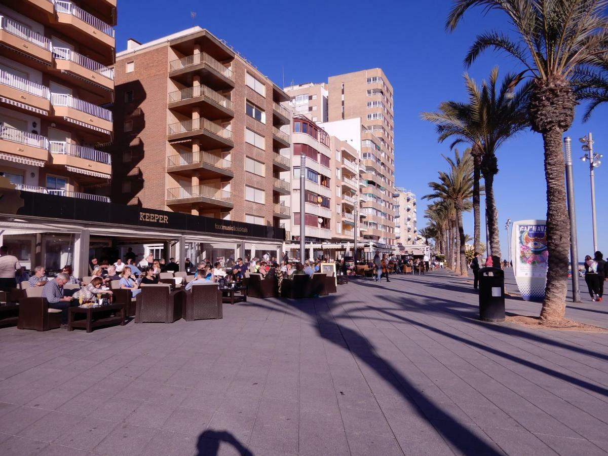 Edificio 1º línea de playa, en paseo marítimo de Torrevieja, Alicante, Costa Blanca Exterior foto